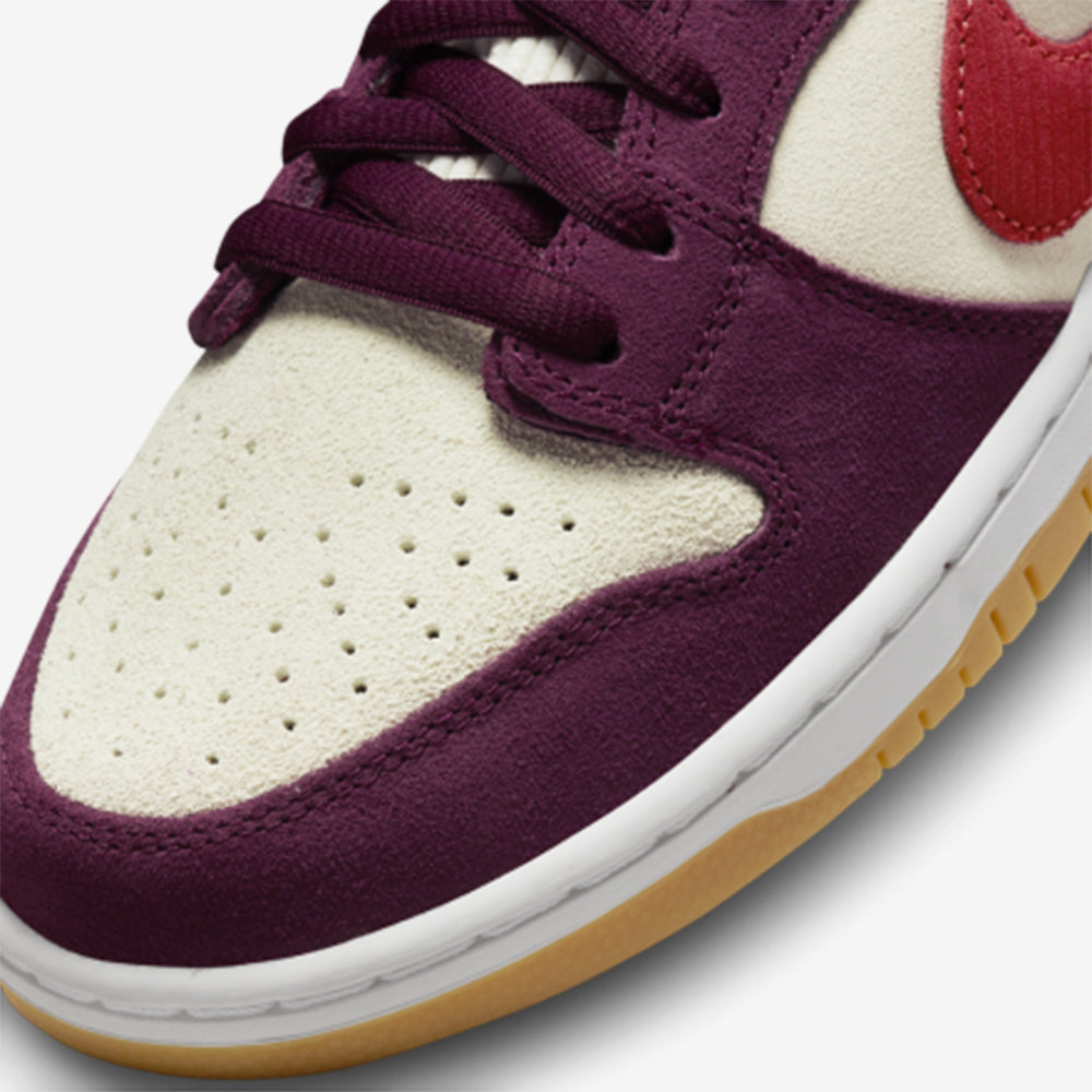 SB Dunk Low Skate Like a – Girl Confortável